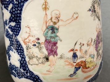 Twee Chinese famille rose pullen met mandarijns decor, Qianlong